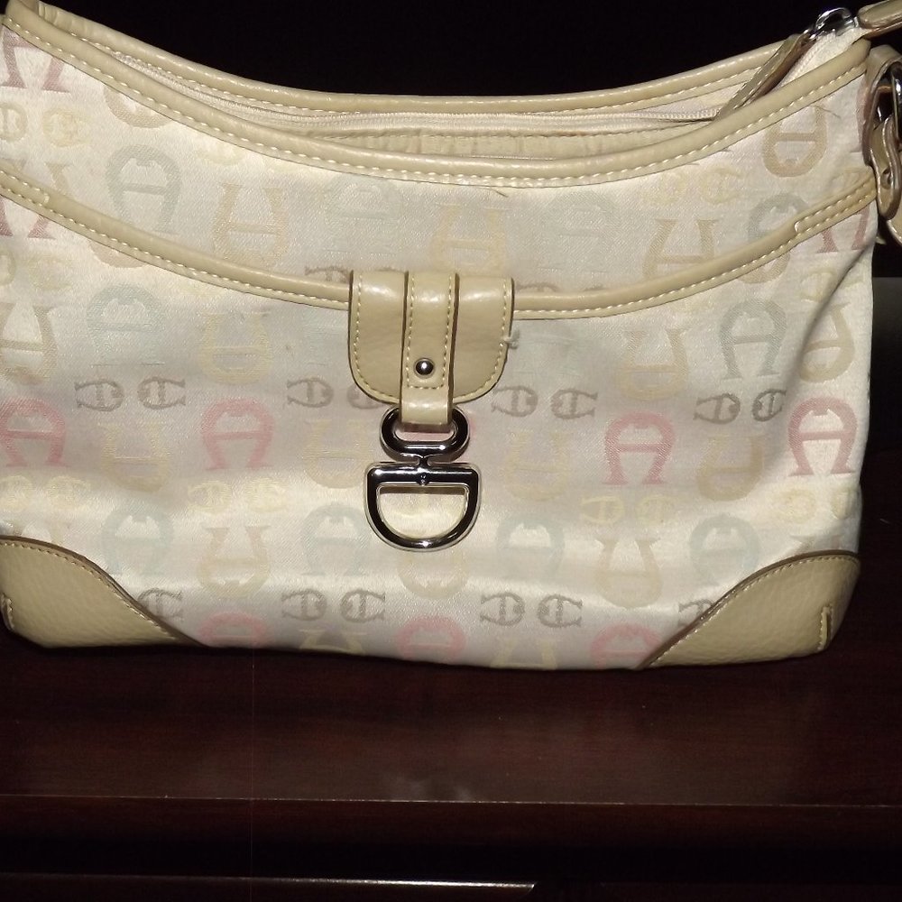 Small shoulder bag